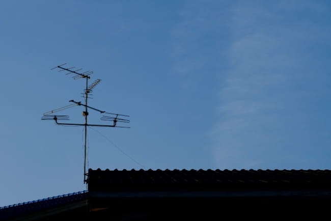 Radioantenn monterad på hustak.